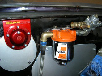 Le filtre final et l'isolateur our la jauge de pression d'essence.